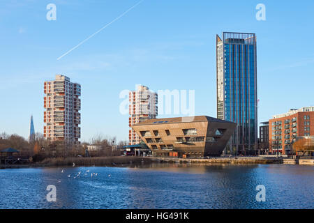 Moderne Gebäude von Kanada Wasser Bibliothek mit Wohnblocks hinter London England Vereinigtes Königreich UK Stockfoto
