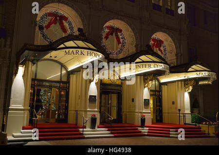 Das Intercontinental Mark Hopkins Hotel während der Weihnachtszeit, San Francisco CA Stockfoto