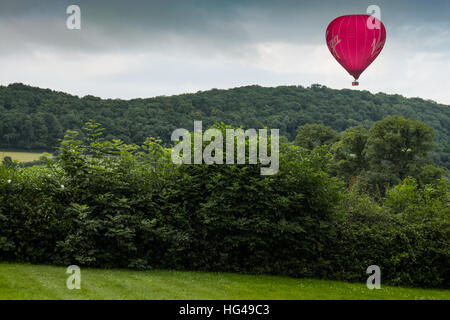 Ein Jungfrau-Heißluftballon während des Fluges in der Nähe von Bristol. Stockfoto