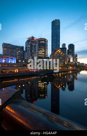 Yarra River mit Blick auf Southbank während des Sonnenuntergangs Stockfoto