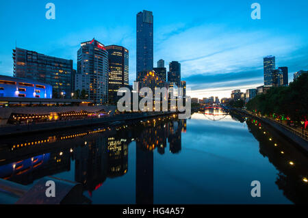 Yarra River mit Blick auf Southbank während des Sonnenuntergangs Stockfoto