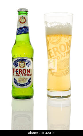 Winneconne, Wisconsin - 1. Januar 2017: Flasche Peroni-Bier mit Glas auf einem isolierten Hintergrund. Stockfoto