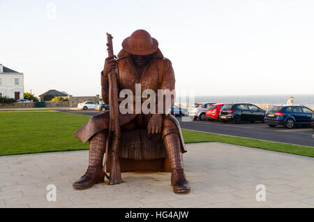 "1101" Stahl-Skulptur (auch bekannt als "Tommy") von Ray Lonsdale, am Seaham direkt am Meer gelegen Stockfoto