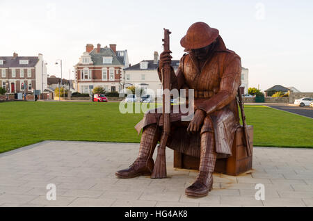 "1101" Stahl-Skulptur (auch bekannt als "Tommy") von Ray Lonsdale, am Seaham direkt am Meer gelegen Stockfoto