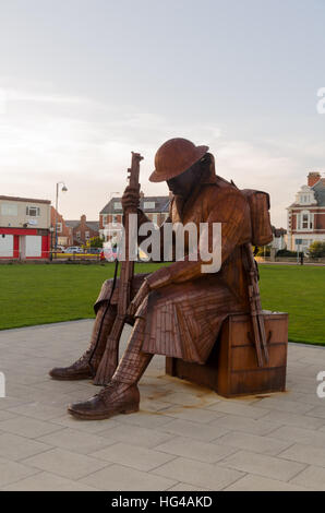 "1101" Stahl-Skulptur (auch bekannt als "Tommy") von Ray Lonsdale, am Seaham direkt am Meer gelegen Stockfoto