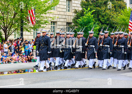 Washington, D.C., USA - 4. Juli 2015: Militärische marschieren in den jährlichen National Independence Day Parade 2015. Stockfoto