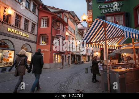 Die Augustinergasse Gasse mit Weihnachtsschmuck, Zürich, Schweiz. Stockfoto