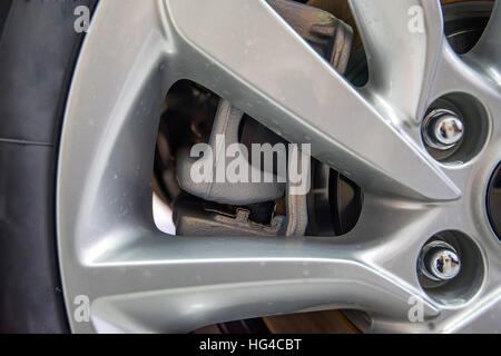 Nahaufnahme von Felgen von Sportwagen Stockfoto