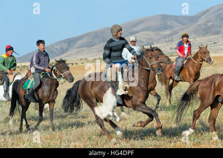 Traditionelle Kokpar (Buzkashi) am Rande des Gabagly Nationalpark, Schymkent, South Region, Kasachstan, Zentralasien Stockfoto