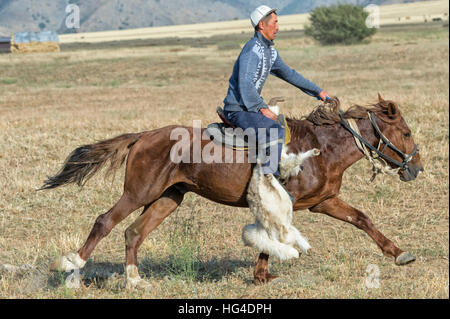 Traditionelle Kokpar (Buzkashi) am Rande des Gabagly Nationalpark, Schymkent, South Region, Kasachstan, Zentralasien Stockfoto