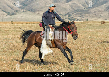 Traditionelle Kokpar (Buzkashi) am Rande des Gabagly Nationalpark, Schymkent, South Region, Kasachstan, Zentralasien Stockfoto