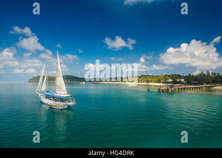 Segelboot Verankerung auf Mana Island, Mamanuca Inseln, Fidschi, South Pacific Stockfoto