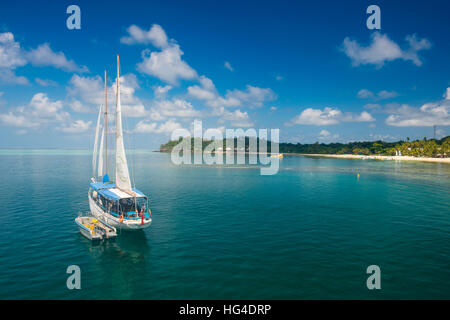 Segelboot Verankerung auf Mana Island, Mamanuca Inseln, Fidschi, South Pacific Stockfoto