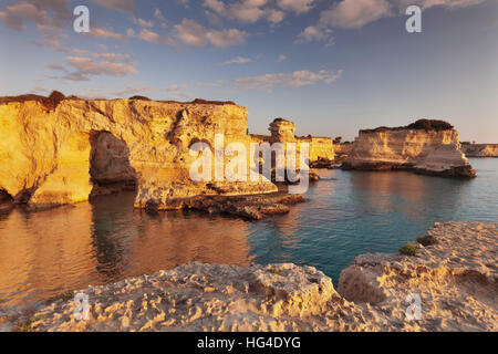 Felsigen Spalten, Naturdenkmal, felsigen Küste bei Sonnenaufgang, Sant'Andrea, Adria, salentinische Halbinsel, Apulien, Italien Stockfoto