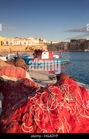 Angelboote/Fischerboote und Fischernetz am Hafen, alte Stadt, Gallipoli, Lecce Provinz, salentinische Halbinsel, Apulien, Italien Stockfoto