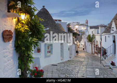 Trulli, traditionelle Häuser, Rione Monti Bereich, Alberobello, UNESCO, Valle d ' Itria, Bari District, Apulien, Italien Stockfoto