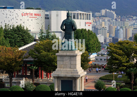 Admiral Yi Sun-Shin (Yi Sun-Sin) Statue, Yongdusan Park, Busan, Südkorea, Asien Stockfoto