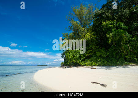 Türkisfarbenes Wasser und ein weißer Strand auf Weihnachtsinsel, Buka, Bougainville, Papua Neu Guinea, Pazifik Stockfoto