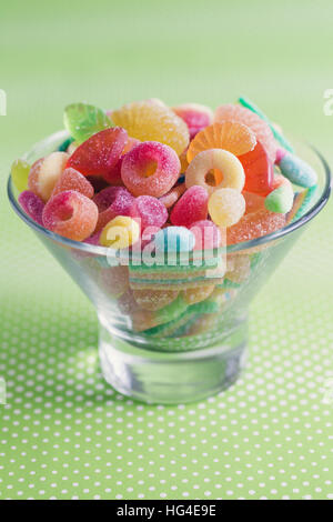 Glasschale gefüllt mit bunten Süßigkeiten (fruchtige Gelee Bonbons). Stockfoto