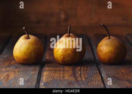 Braune reife Birnen auf einem Holztisch Stockfoto