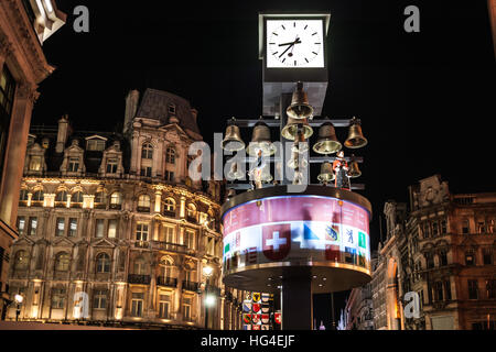 London UK, Schweizer Glockenspiel Uhr nachts am Leicester Square Stockfoto