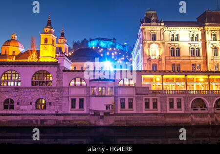 St. Nikolaus-Kathedrale und Ljubljanas Schloss, beleuchtet für Silvester Feier Stockfoto