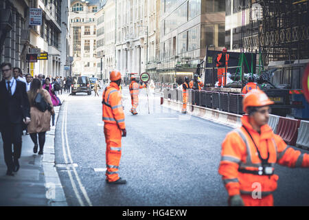 London UK, Arbeiter blockieren des Straßenverkehrs für die intervention Stockfoto