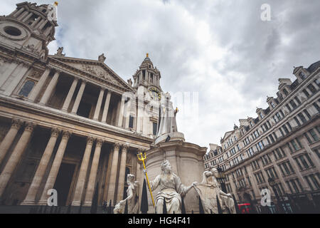 London, Queen Anne Statue vor der St. Pauls Cathedral Stockfoto