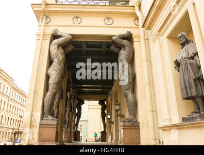 Sankt-PETERSBURG, Russland-14. Juli 2012: Skulpturen von Atlanten in der Nähe von Eingang des Staatliches Kunstmuseum Eremitage, errichtet im Jahr 1848. Stockfoto