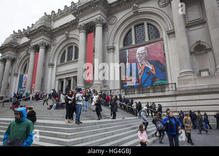 Menschen auf den Stufen des Haupteingangs, das Metropolitan Museum of Art an der 5th Avenue in New York City. Stockfoto