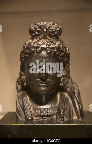 Büste von einem Bodhisattva, möglicherweise Maitreya, Pakistan, 2.-3. Jahrhundert alte Region von Gandhara. Metropolitan Museum of Art, New York City. Stockfoto