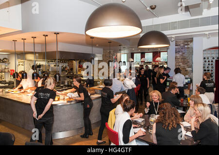 Ein Restaurant zum Mittagessen - Brigade Bar und Bistro in der Tooley Street London Stockfoto