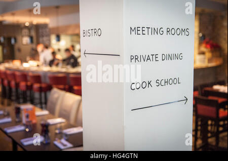 Beschilderung in der Restaurant-Brigade in der Tooley Street Stockfoto