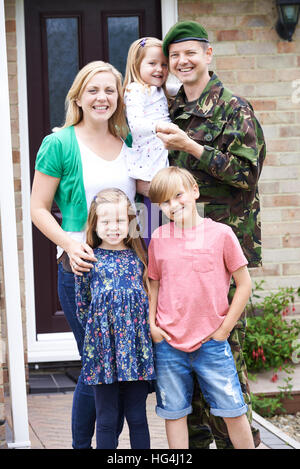 Porträt der Familie mit Vater Armee nach Hause beurlaubt Stockfoto