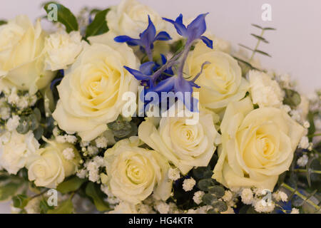 Hochzeit Blumen-Arrangement für Tisch mit Rosen und blauen Blüten Stockfoto