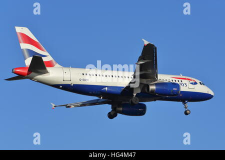 British Airways Airbus A319 G-EUPK landet auf dem Flughafen London Heathrow, Vereinigtes Königreich Stockfoto