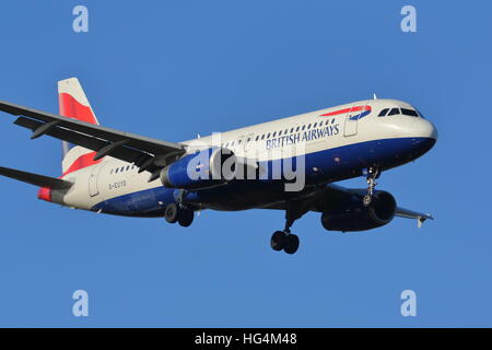 British Airways Airbus A320-200 G-EUYD landet auf dem Flughafen London Heathrow, Vereinigtes Königreich Stockfoto