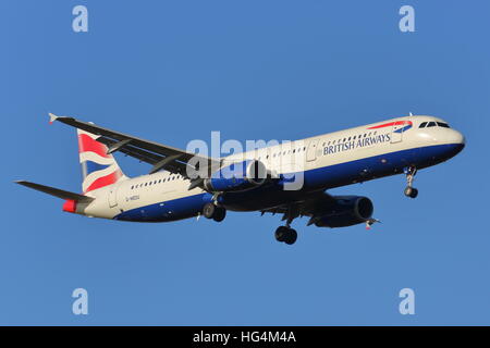 British Airways Airbus A321-200 G-MEDU landet auf dem Flughafen London Heathrow, Vereinigtes Königreich Stockfoto