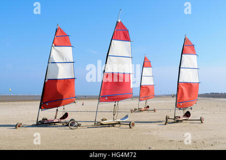 Eine Kirrawee Land Yacht sitzt auf Greatstone Strand, Kent am Ende von einem Sommertag Stockfoto