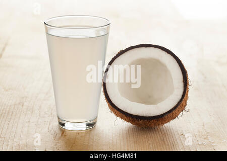 Kokosnuss mit einem Glas frischen Kokosnusswasser Stockfoto