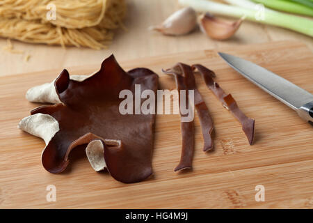 Juden Ohr Pilze in Scheiben schneiden, auf ein cuttingboard Stockfoto