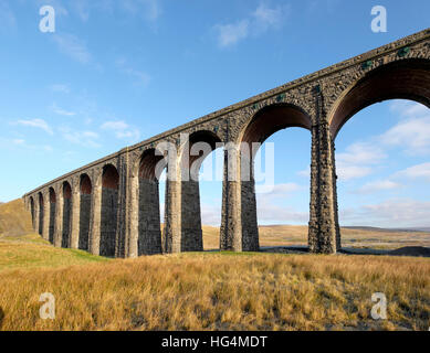 Das Ribblehead oder Batty Moos Viadukt auf der Settle, Carlise Railway Line, Nationalpark in North Yorkshire, England, UK Stockfoto