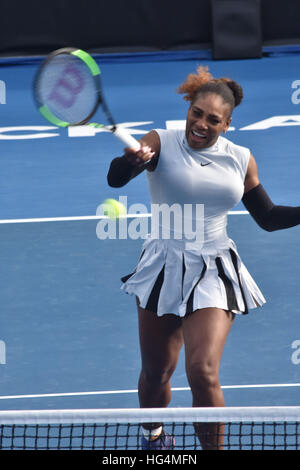 Auckland, Neuseeland. 4. Januar 2017. Tennis-Superstar Serena Williams ist in Aktion in ihrer zweiten Runde gegen ihr Landsmann Madison Brengle beim Tennisturnier WTA ASB Classic in Auckland, Neuseeland. Sie ist besiegte 6-4, 6-7, 6-4. © Shirley Kwok/Pacific Press/Alamy Live-Nachrichten Stockfoto