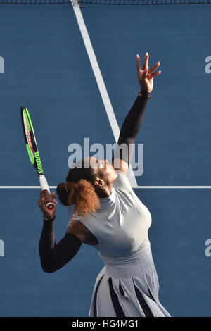 Auckland, Neuseeland. 4. Januar 2017. Tennis-Superstar Serena Williams ist in Aktion in ihrer zweiten Runde gegen ihr Landsmann Madison Brengle beim Tennisturnier WTA ASB Classic in Auckland, Neuseeland. Sie ist besiegte 6-4, 6-7, 6-4. © Shirley Kwok/Pacific Press/Alamy Live-Nachrichten Stockfoto