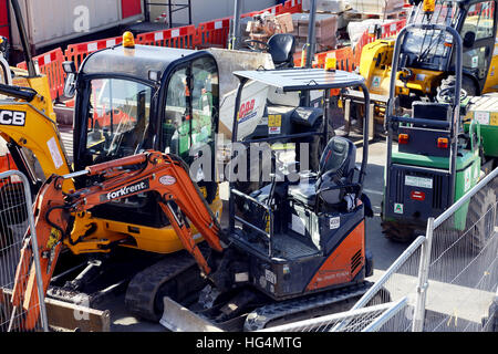 Bagger hinter einem Eisenzaun am Abend gehalten. Stockfoto