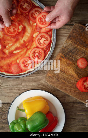 Pizza backen Form und Zutaten auf den Tisch, die vertikale Stockfoto