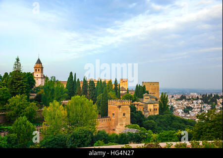 Alhambra in Granada, mit Blick auf den Nasriden Palast und der Alcazaba, gesehen von den Gärten des Generalife, Andalusien, Spanien Stockfoto