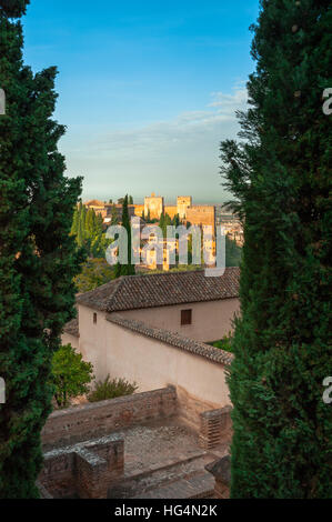 Alhambra in Granada, Blick auf den Nasriden Palast gesehen von den Gärten des Generalife, Andalusien, Spanien Stockfoto