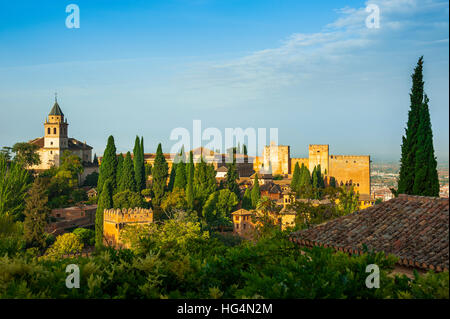 Alhambra in Granada, mit Blick auf den Nasriden Palast und der Alcazaba, gesehen von den Gärten des Generalife, Andalusien, Spanien Stockfoto