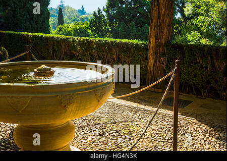 Garten-Landschaft mit Brunnen im Palast des Generalife, Alhambra in Granada, Andalusien, Spanien Stockfoto